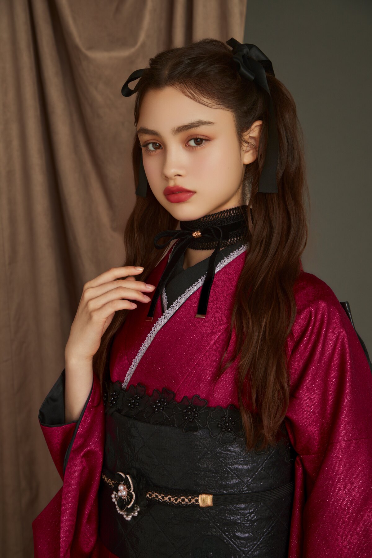 鮮やかなマゼンタと黒のレイヤード振袖を着こなす女性