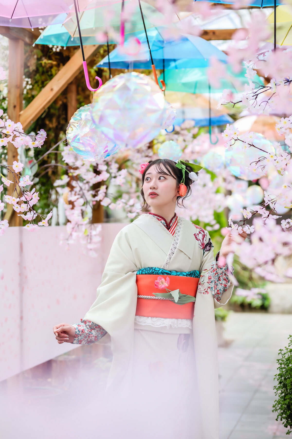 白地の振袖で花に囲まれて撮影するお客様