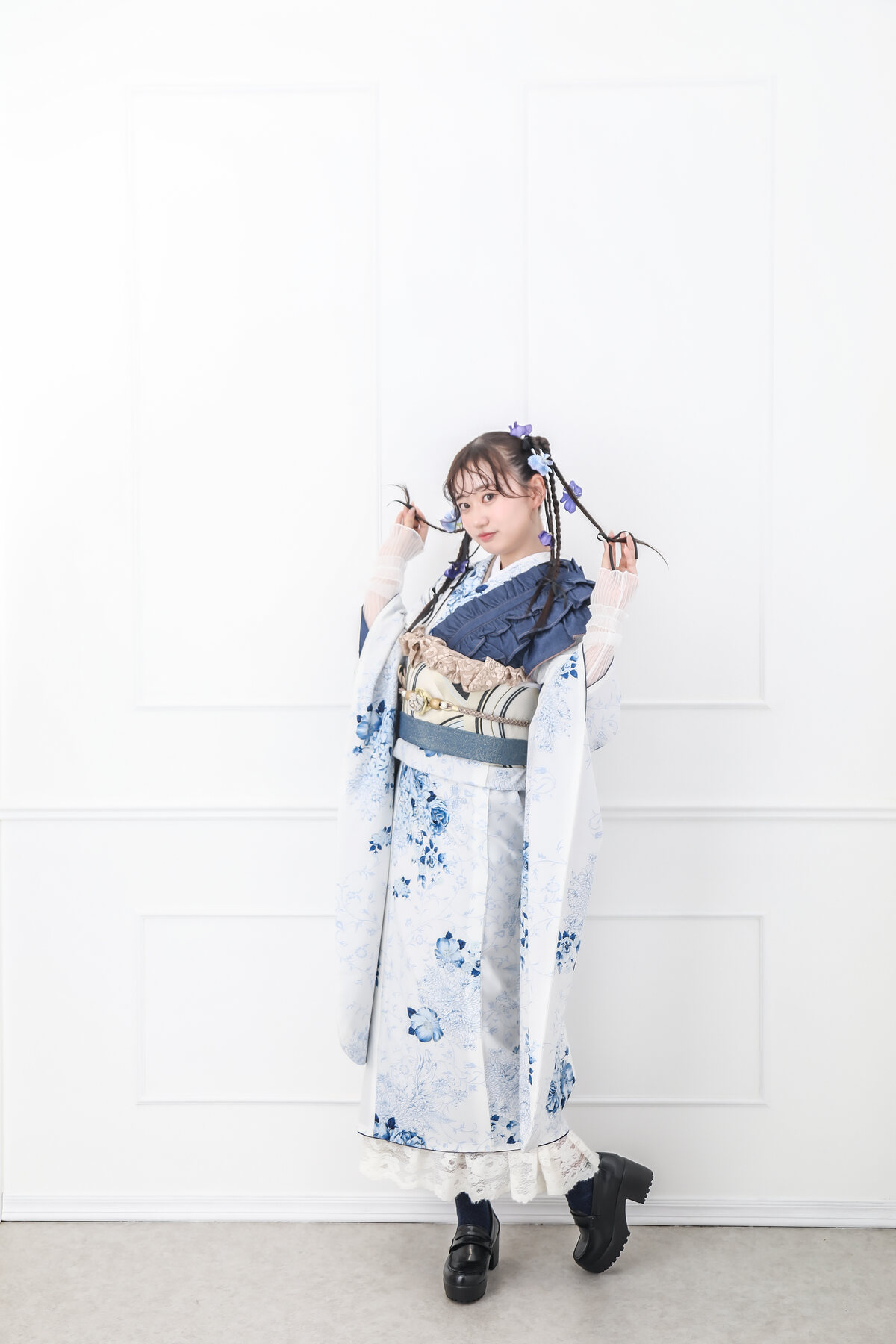 白とブルーの振袖を着こなすお客様