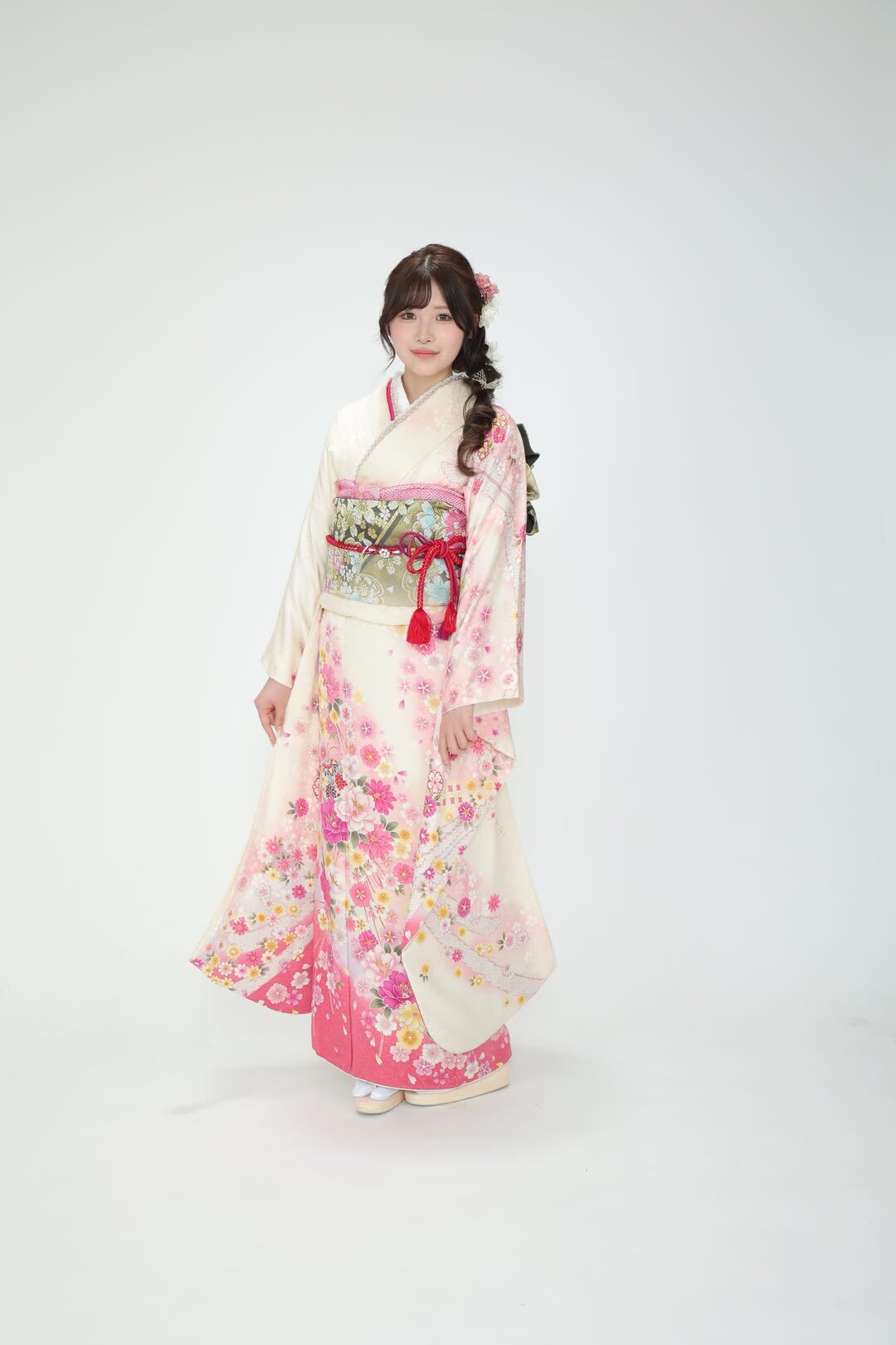 白とピンクの花柄振袖をやわらかく着こなすお客様