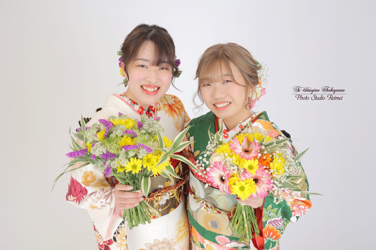 振袖姿で花束を持ち、笑顔で前撮りを楽しむ二人のお客様